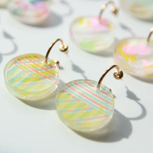 Load image into Gallery viewer, Gold hoop earrings with resin pendant - Strips fun
