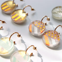 Load image into Gallery viewer, Gold hoop earrings with resin pendant - Copper strips
