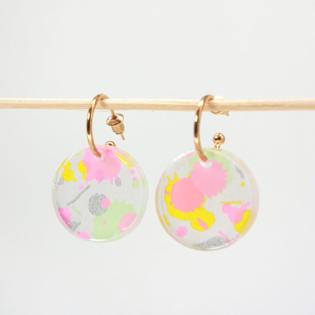 Gold hoop earrings with resin pendant - Color splash