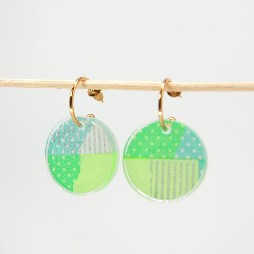 Gold hoop earrings with resin pendant - Neon green