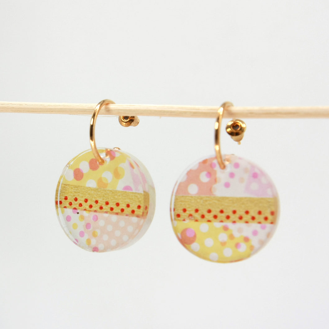 Gold hoop earrings with resin pendant - Red gold dots