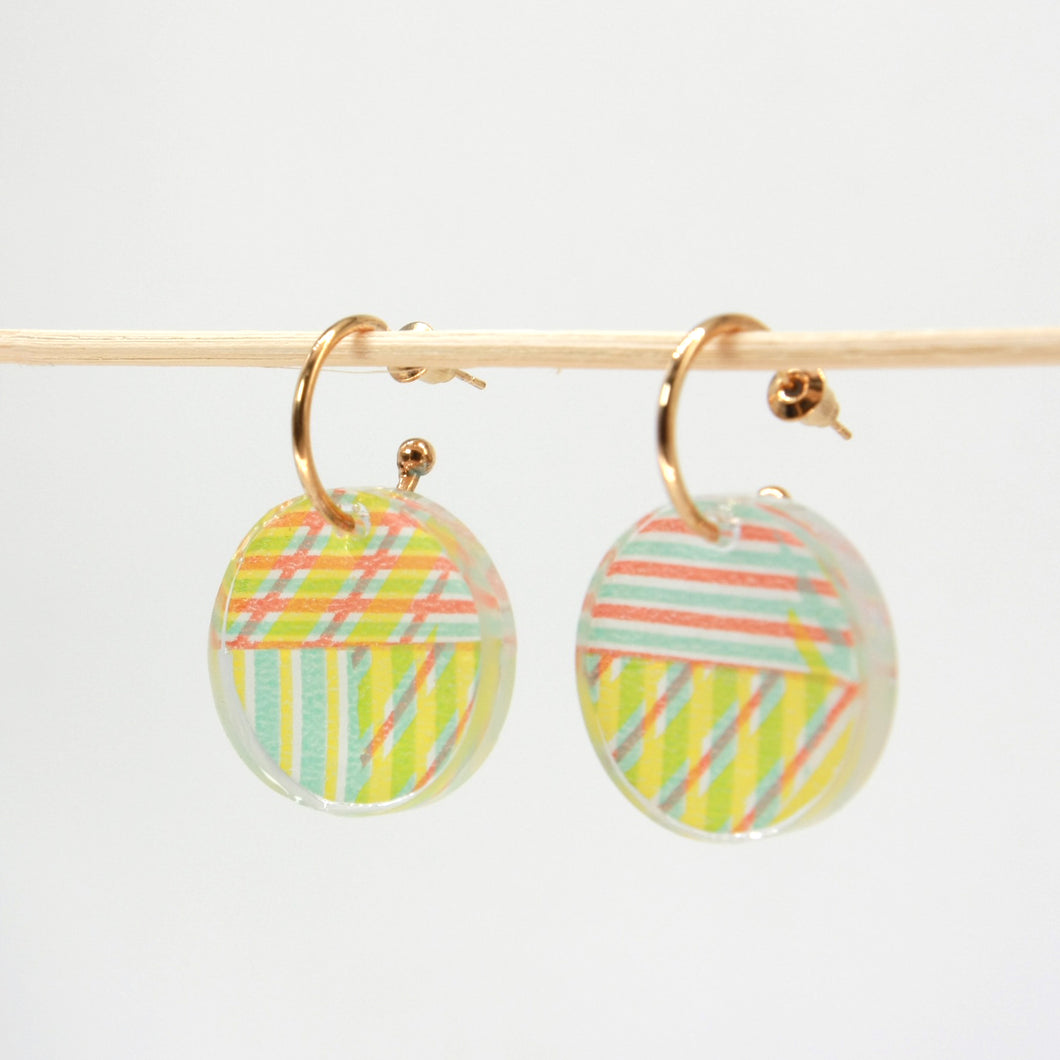 Gold hoop earrings with resin pendant - Strips fun