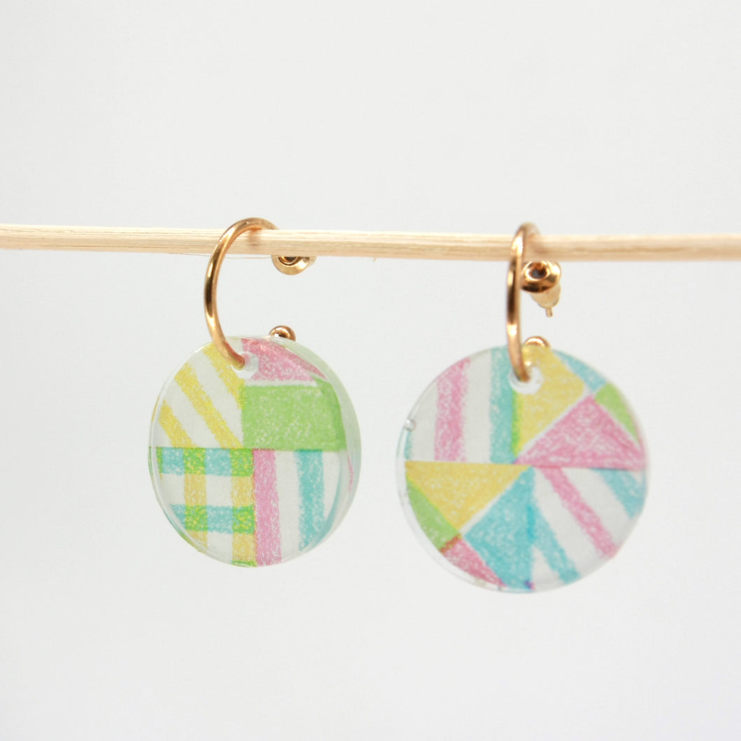 Gold hoop earrings with resin pendant - Crayon fun