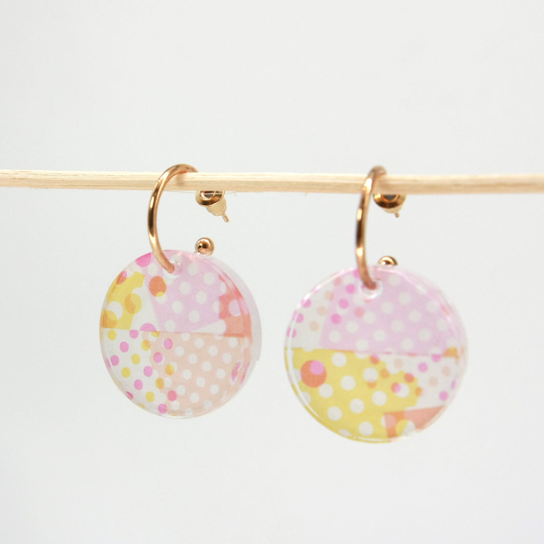 Gold hoop earrings with resin pendant - Pink dots fun