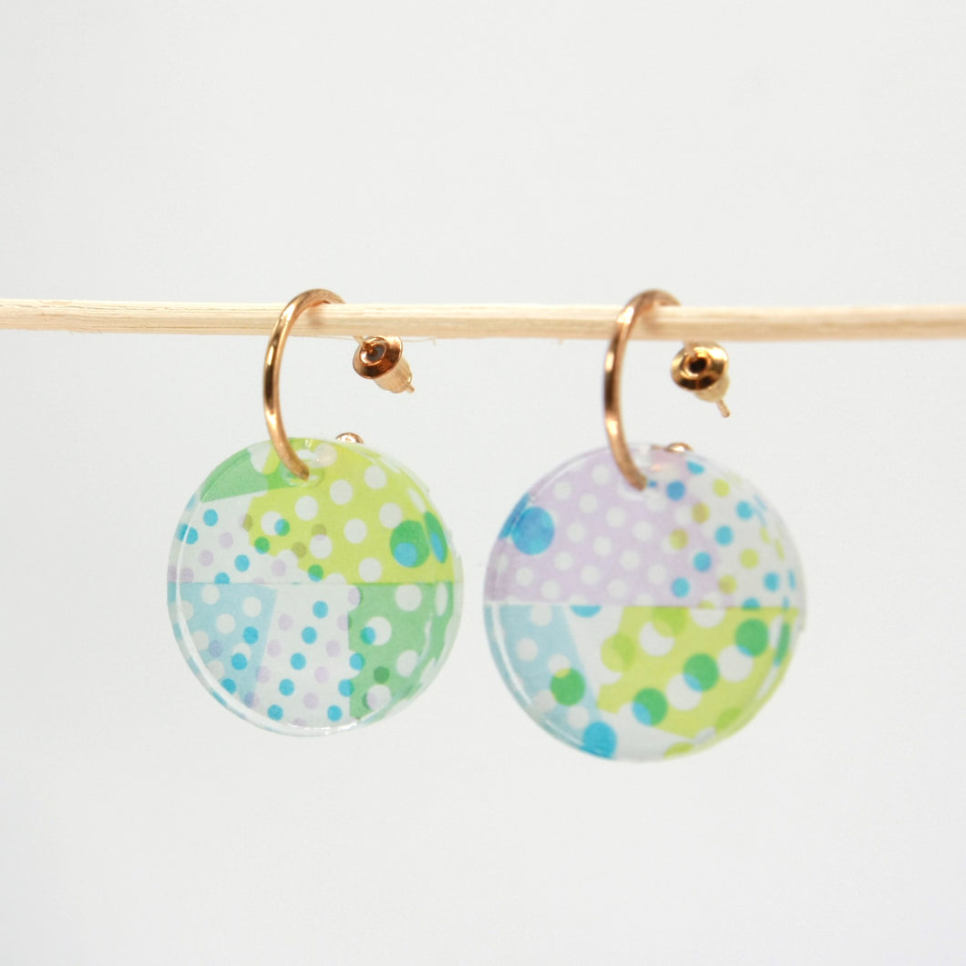 Gold hoop earrings with resin pendant - Blue dots fun