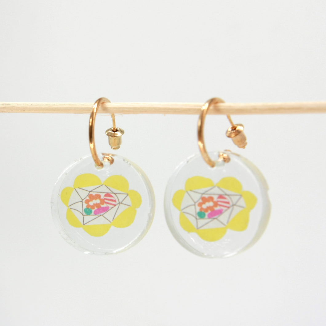 Gold hoop earrings with resin pendant - Yellow hellebore