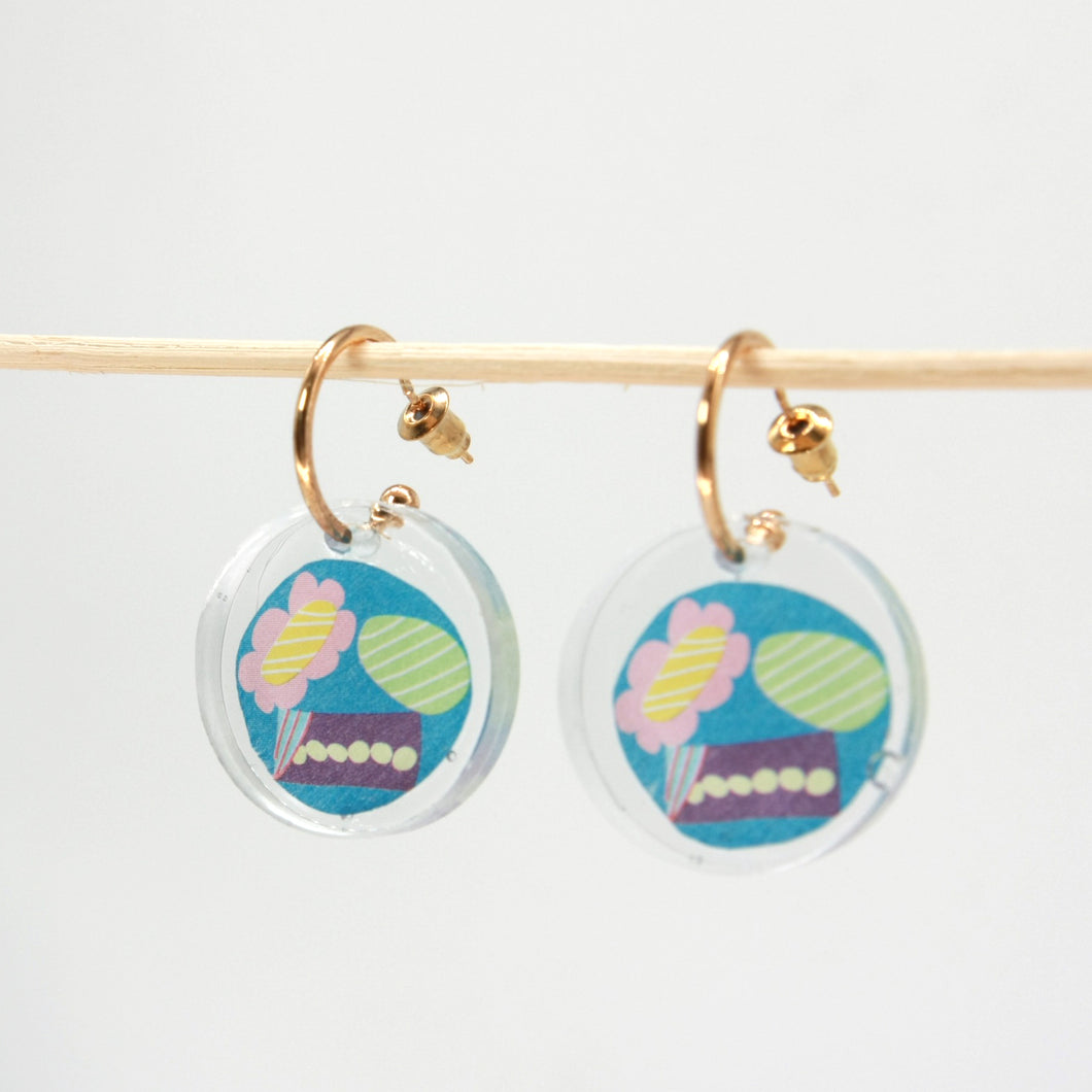 Gold hoop earrings with resin pendant - Blue pattern fun