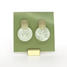 Load image into Gallery viewer, Vintage style acrylic stud earrings - white
