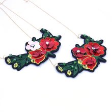 Load image into Gallery viewer, Sequin flowers necklace 02
